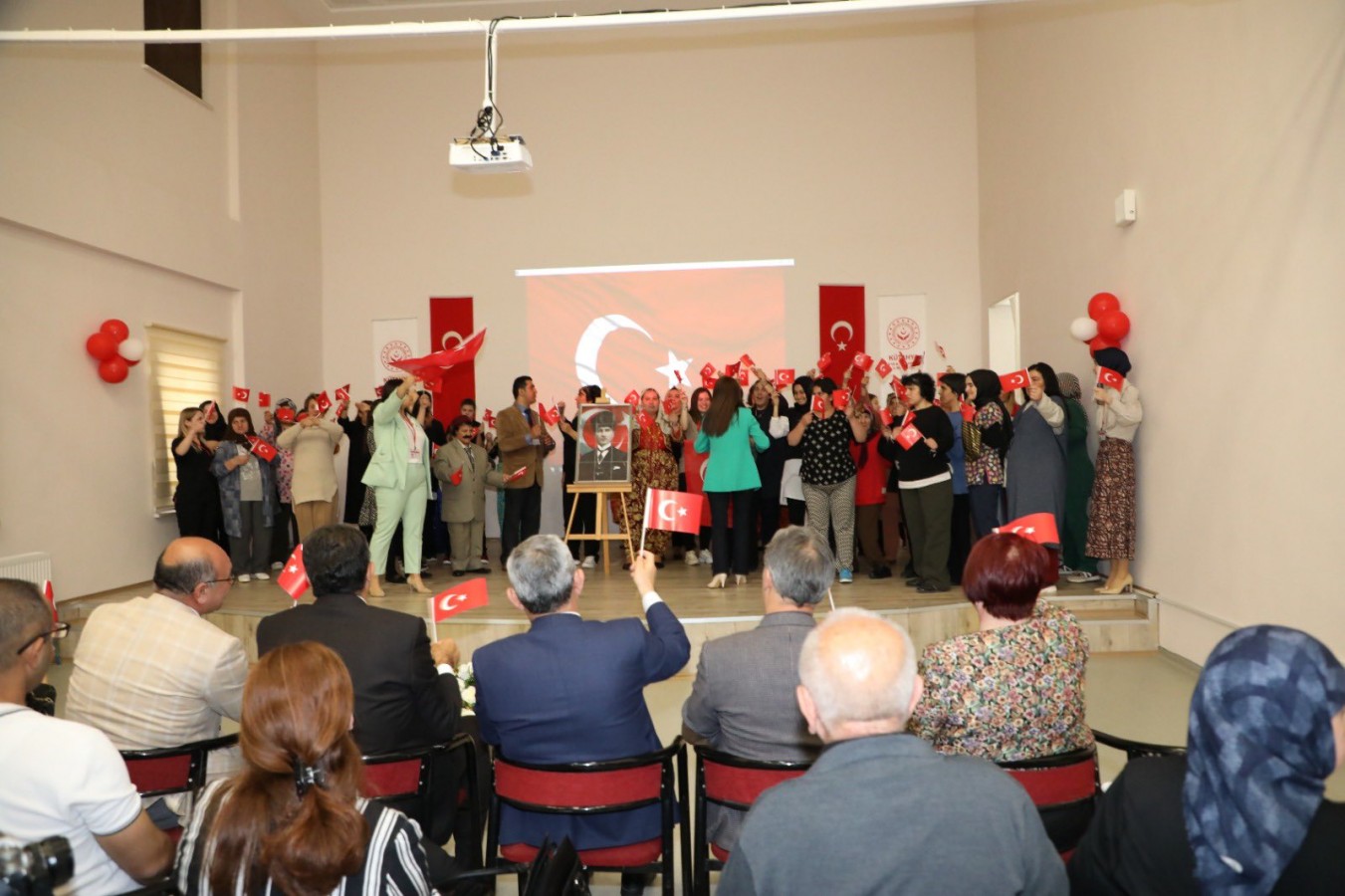 Genç sporcuların antrenmanlarını izledi