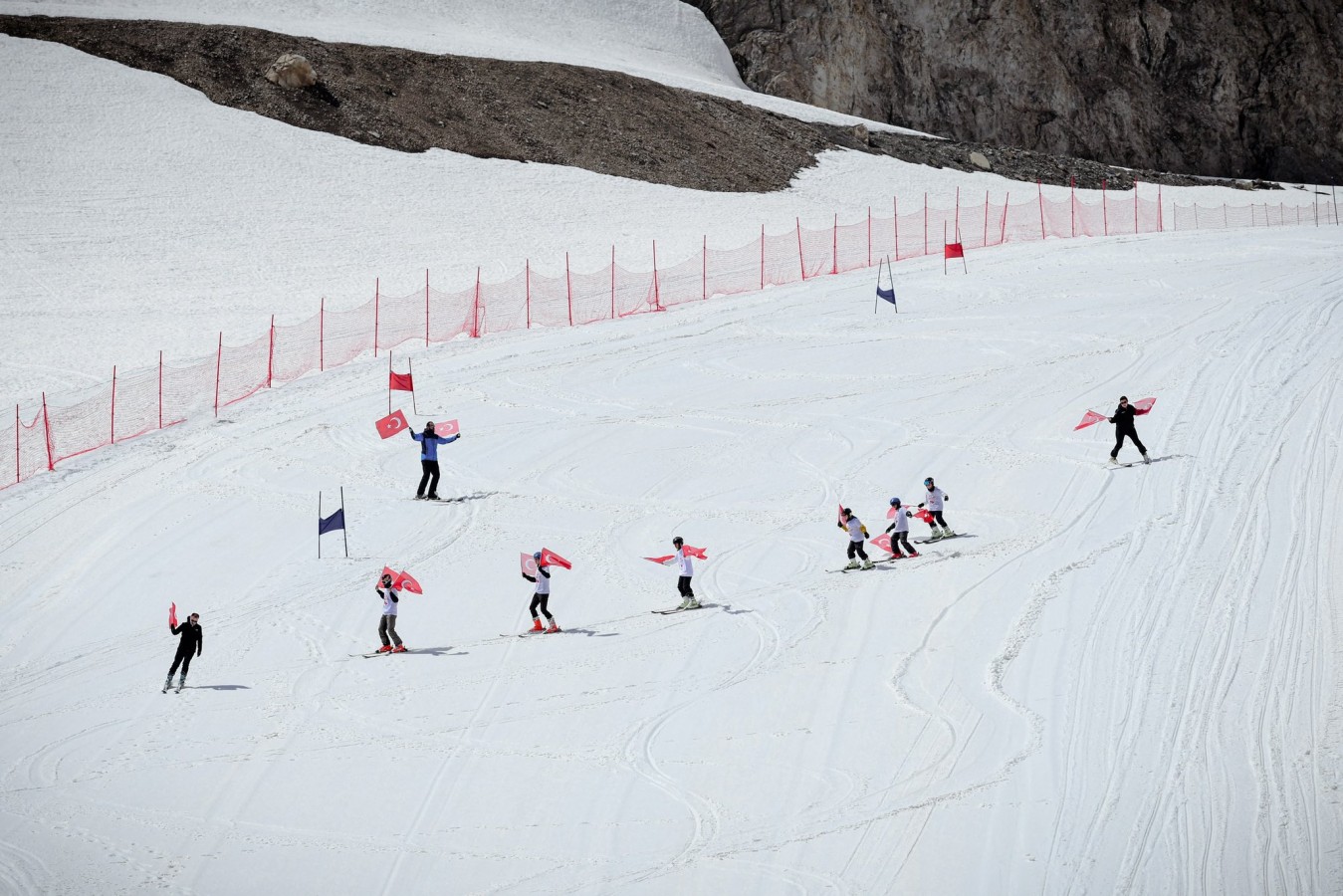 Hakkari'nin muhteşem dağlarında kayak keyfi sürüyor