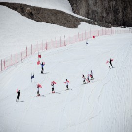 Hakkari'nin muhteşem dağlarında kayak keyfi sürüyor