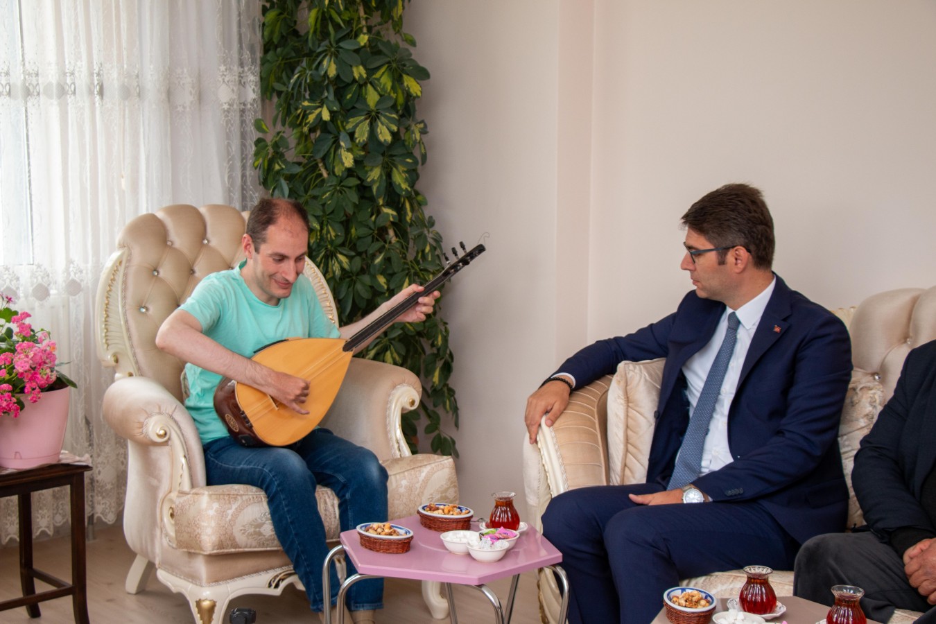 Kaymakam, görme engelli Abdullah ile türkü söyledi;