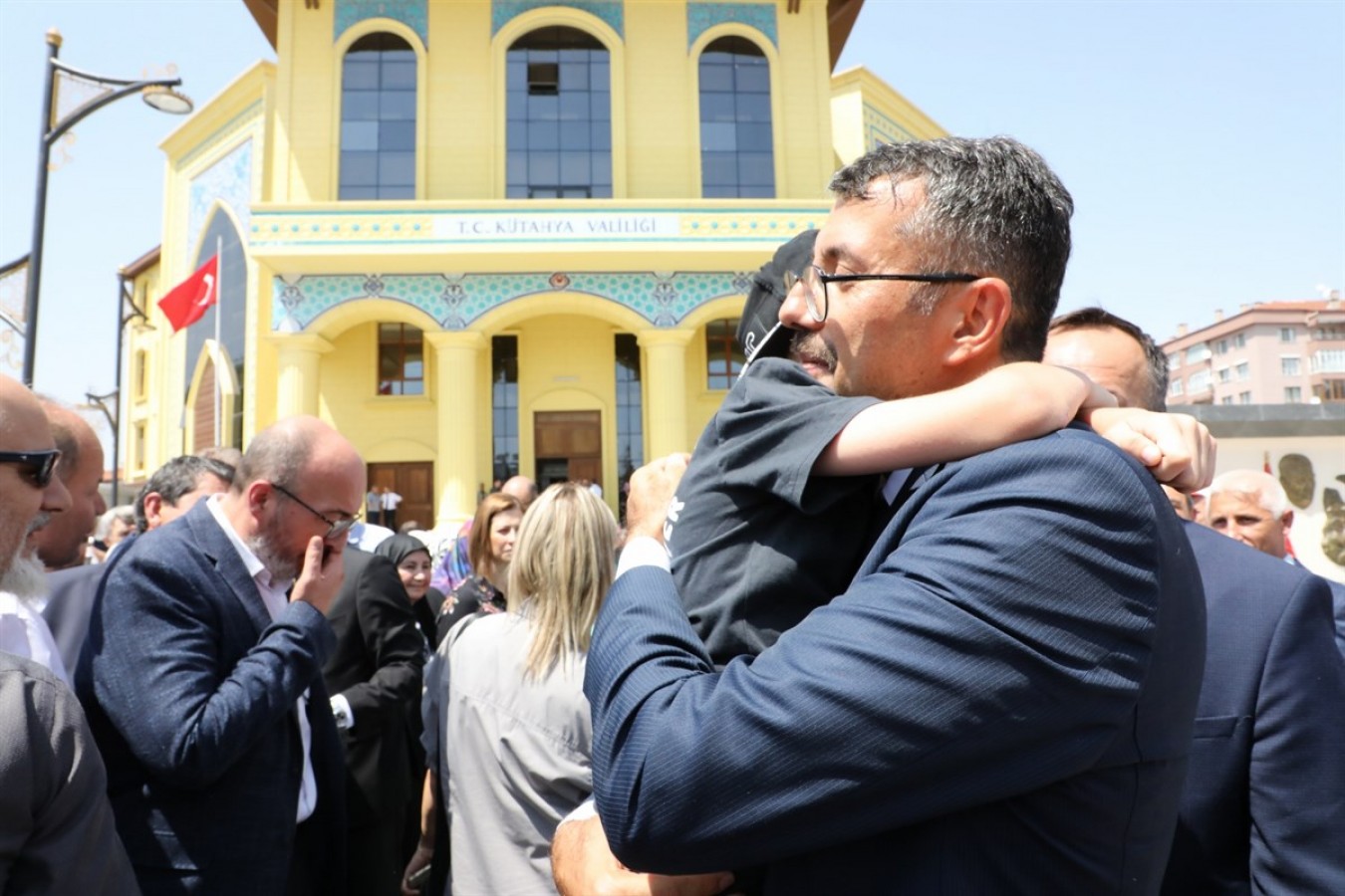 Gözyaşlarıyla uğurlandı;