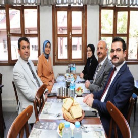 Vali yardımcıları ile birlikte esnaf lokantasına misafir oldu