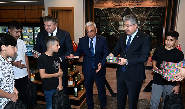 ''Çocuk gülerse, öksüz ve yetim gülerse dünya güler'';