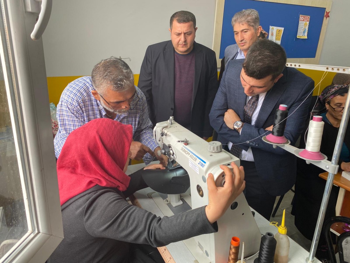 Kaymakamlığın desteği ile kadınlar ayakkabı üretiyor;