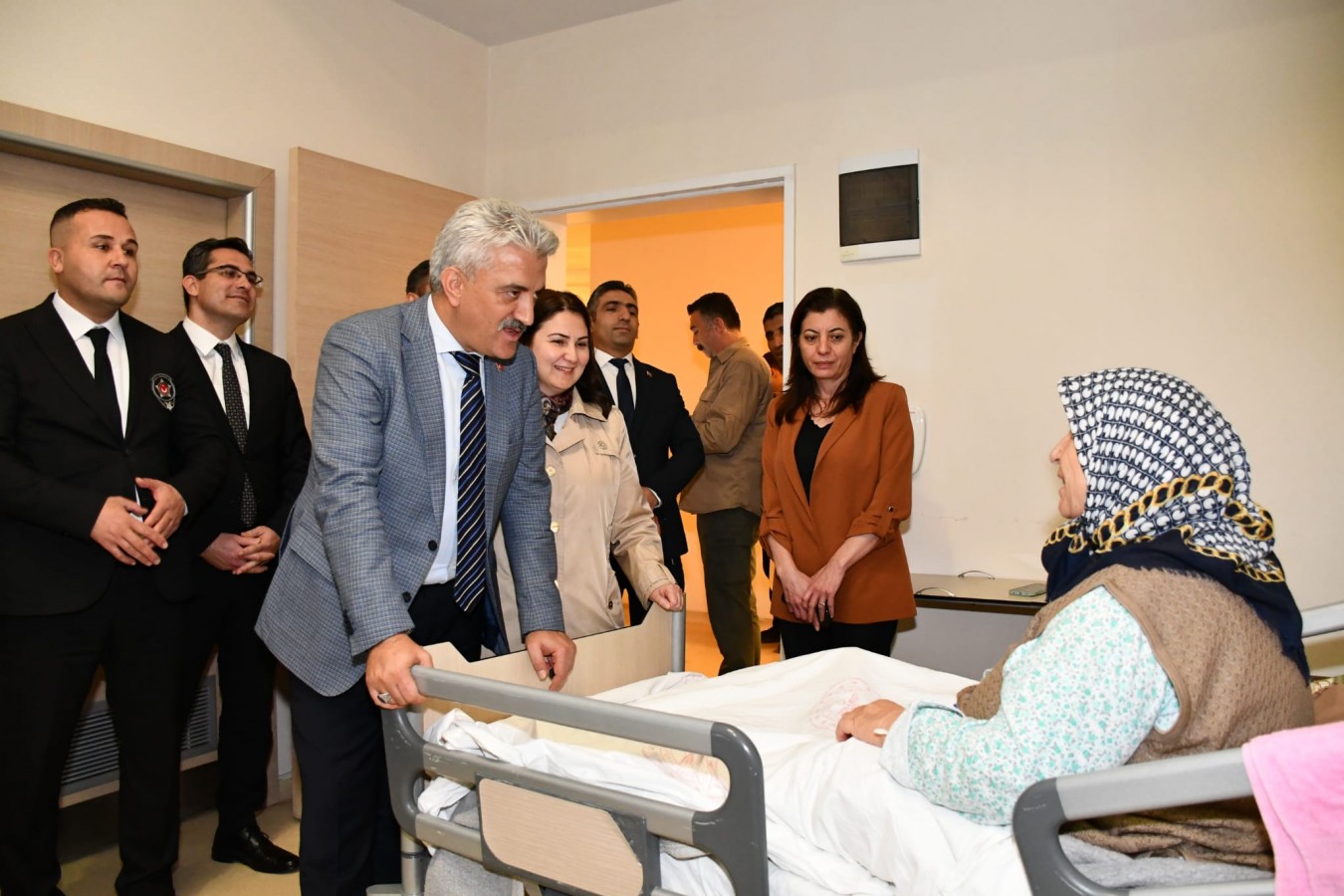 Hastalara moral verdi, taleplerini dinledi;