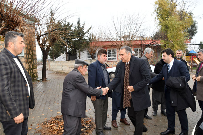 Köyleri karış karış geziyor;