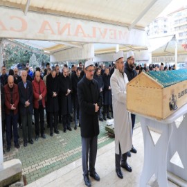 Babasını son yolculuğuna uğurladı