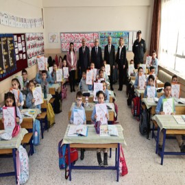 Mülki idare amirleri, öğrencilerin karne heyecanına ortak oldu