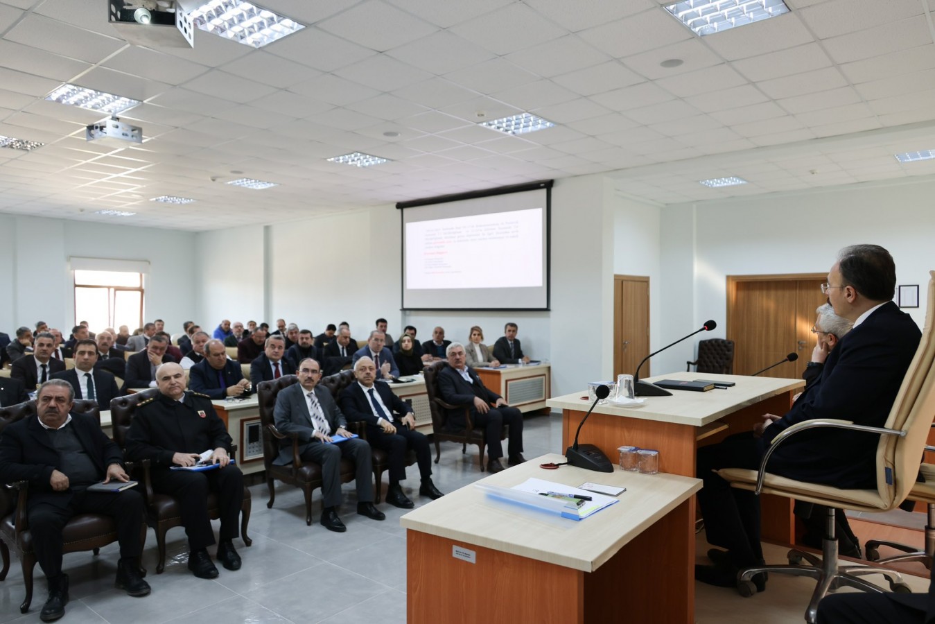 Vali 3, kaymakamlar 1’er maaşını bağışladı