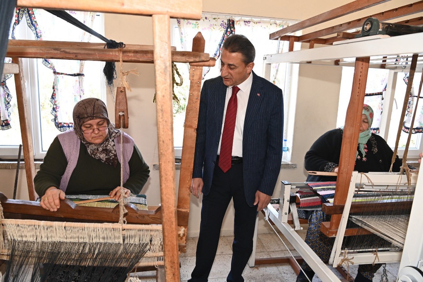 Dokuma tezgahları depremzedeler için çalışıyor
