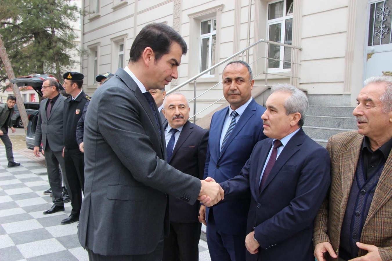 Yeni görevine başladı;