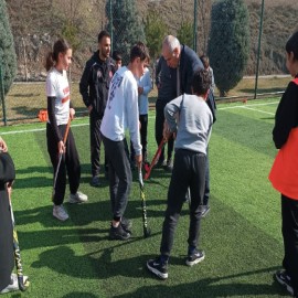 Makam aracını durdurarak oyunlarına dahil oldu