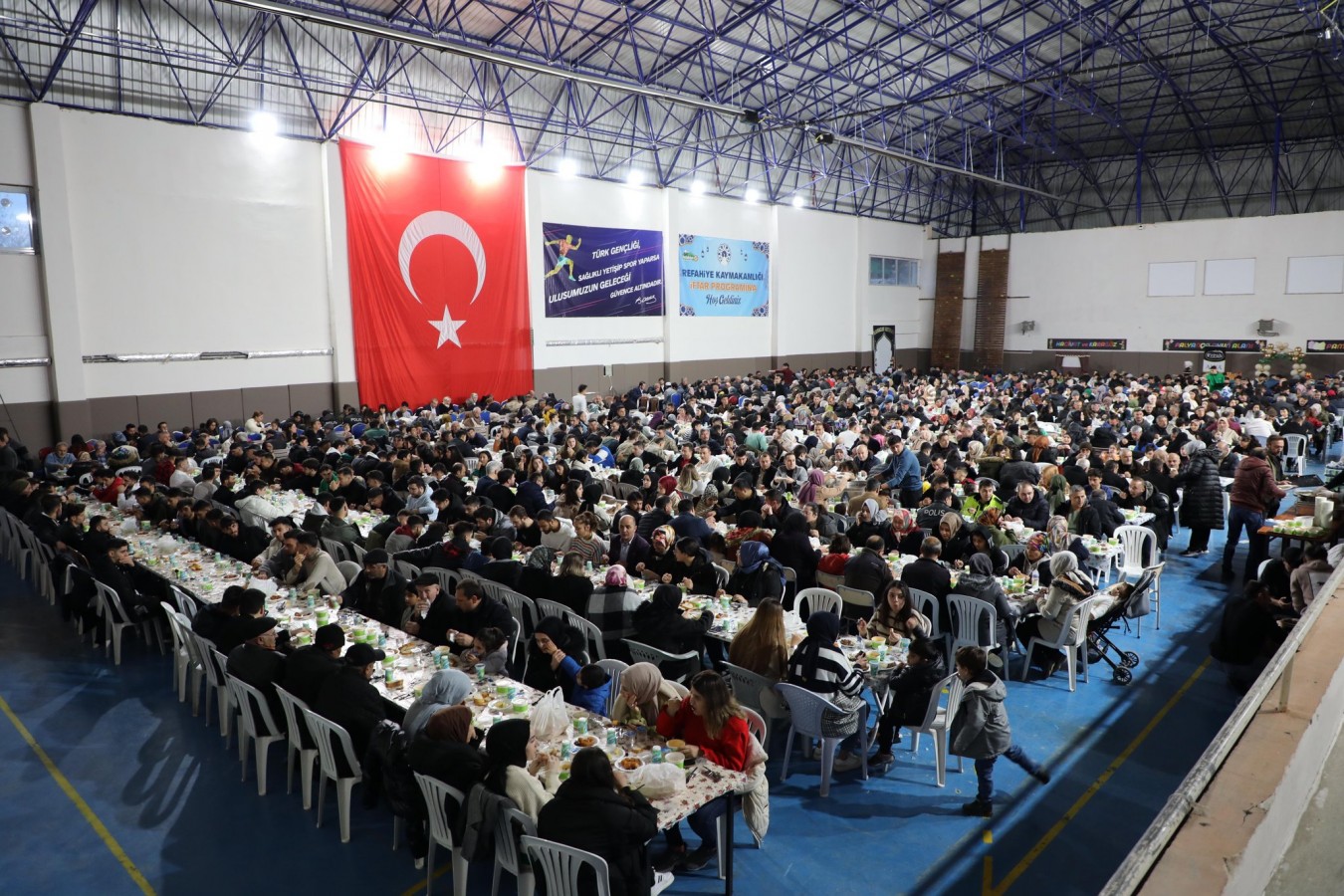 Yüzlerce kişi iftar sofrasında buluştu;