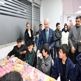 Vali Köşger'den çocuklara bayram harçlığı