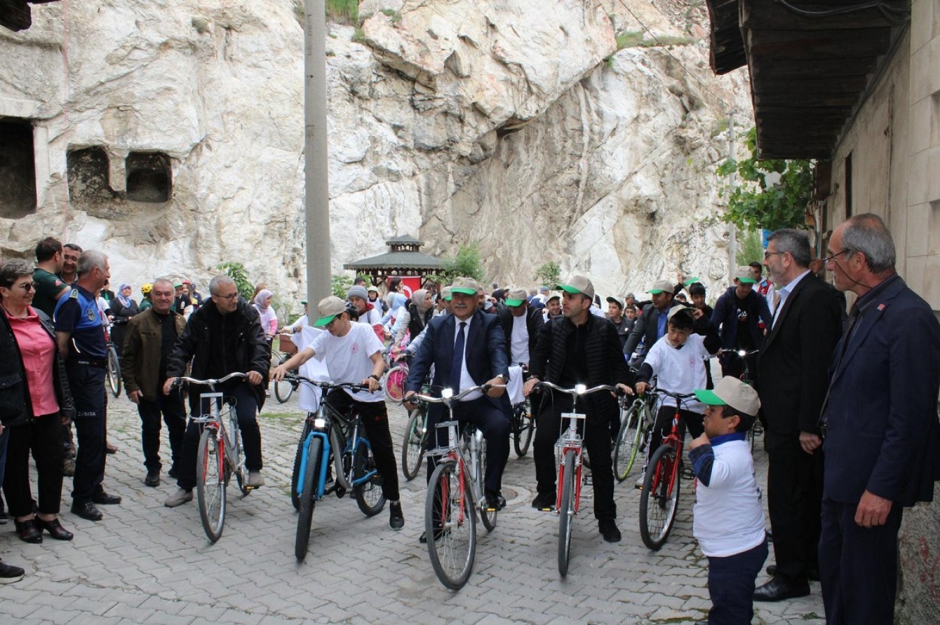 Gençlik haftasında bisiklet sürdüler