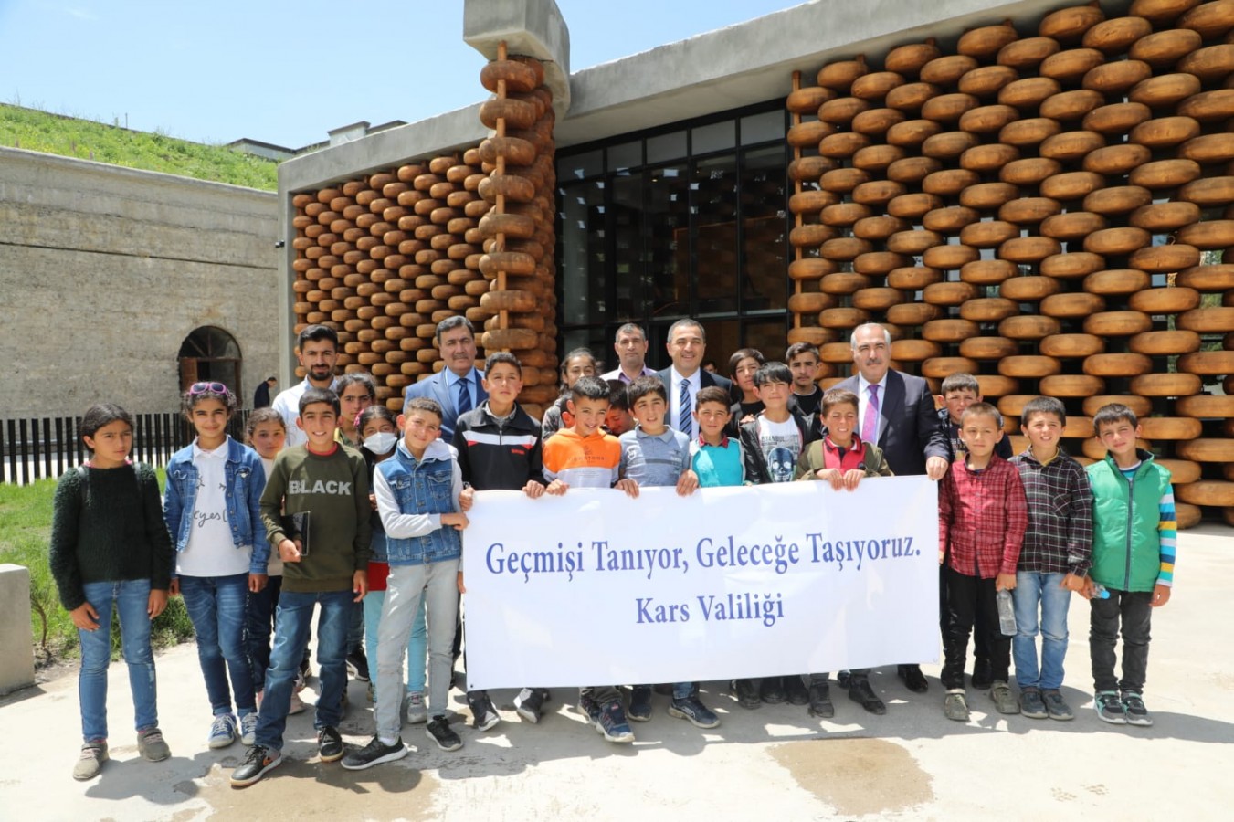Vali Öksüz öğrencilere müze gezdirdi;