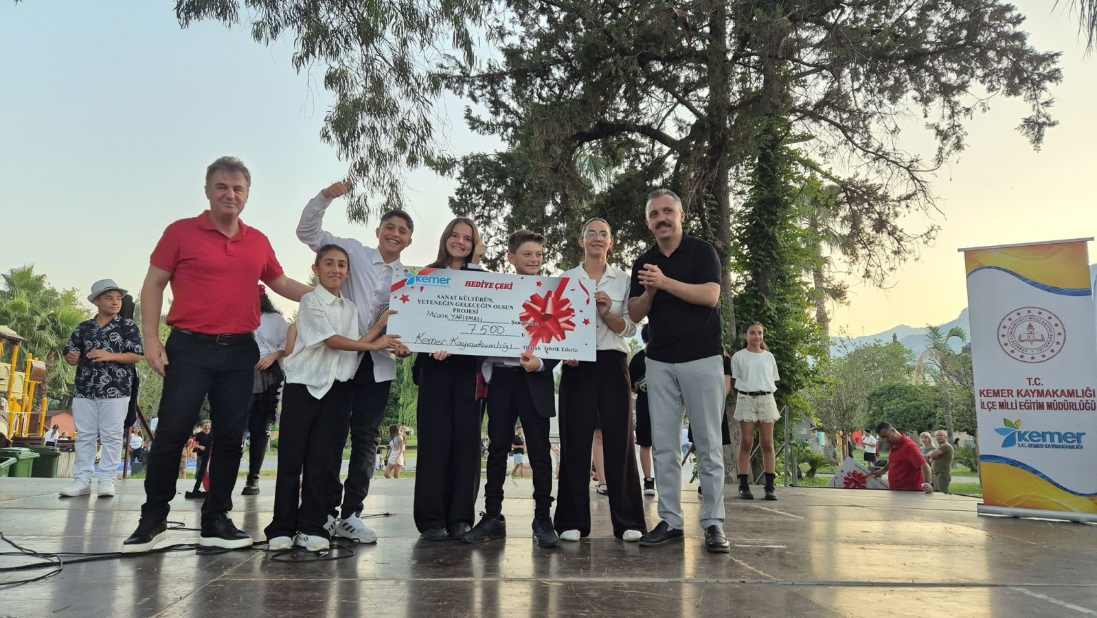 "Bugün Kemer'in sanatla büyüyen geleceğine tanıklık ediyoruz";