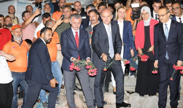 17 Ağustos depreminde yaşamını yitirenler, saat 03.02'de anıldı