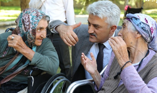 Huzurevi sakinleri ile aşure ikramında buluştu