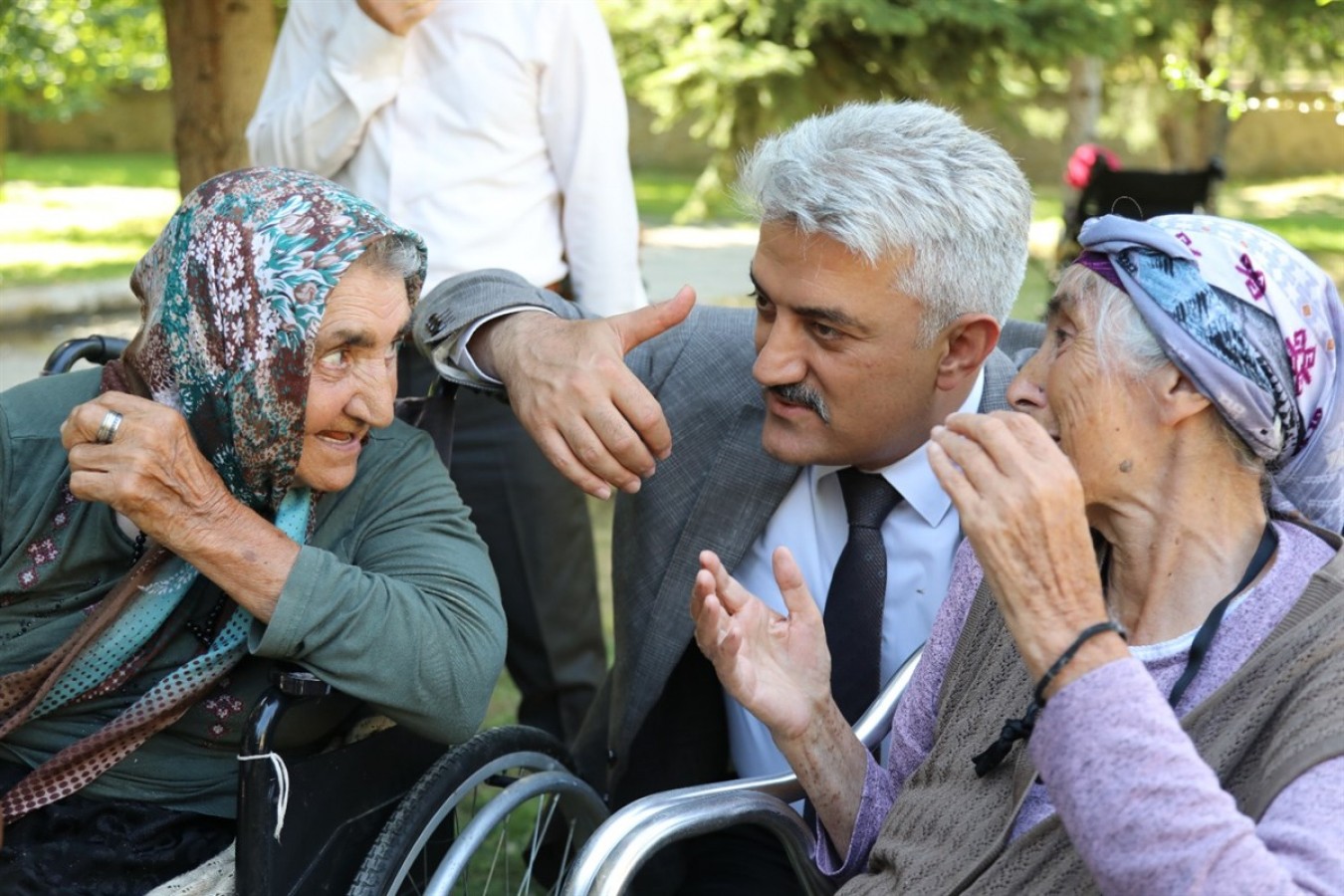 Huzurevi sakinleri ile aşure ikramında buluştu