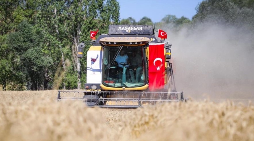 Biçerdöverin direksiyonuna geçti