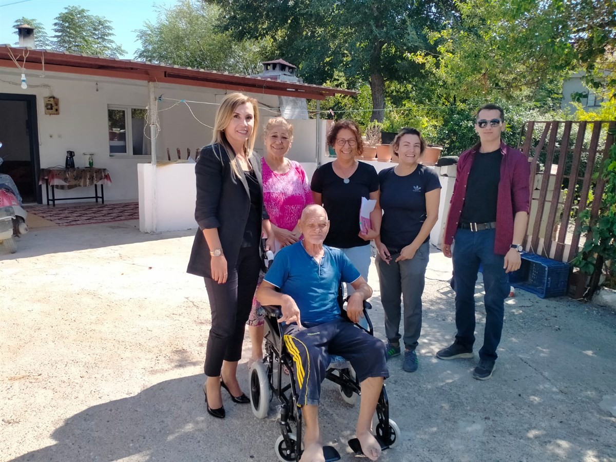 Tekerlekli sandalye hediye etti