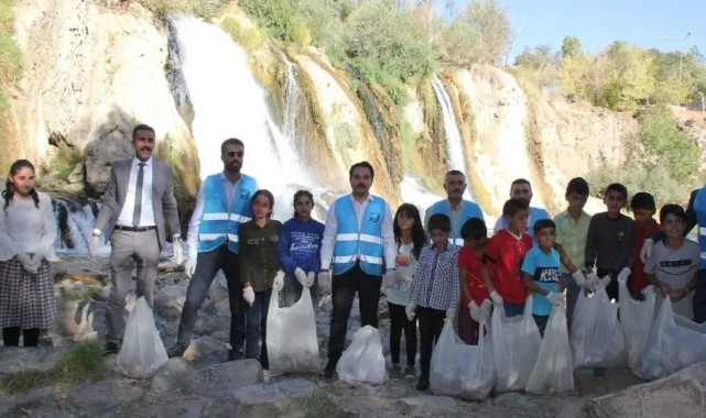 Muradiye Şelalesi'ni temizlediler