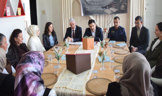 Kaymakam Öztürk kitap okuyan velilerle bir araya geldi