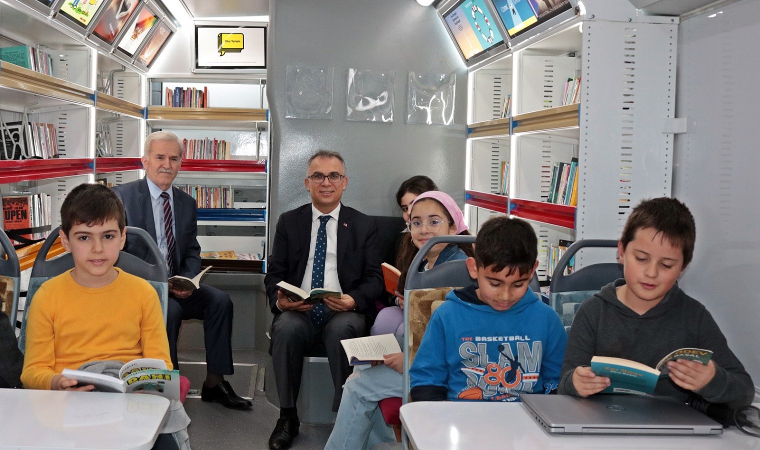 Çocukların okuma sevinçlerine ortak oldu;