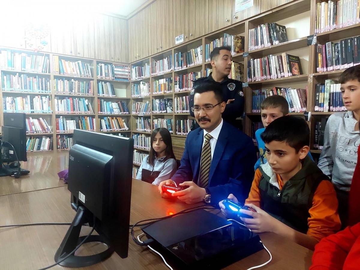 Öğrencilerle FIFA 21 oynadı;