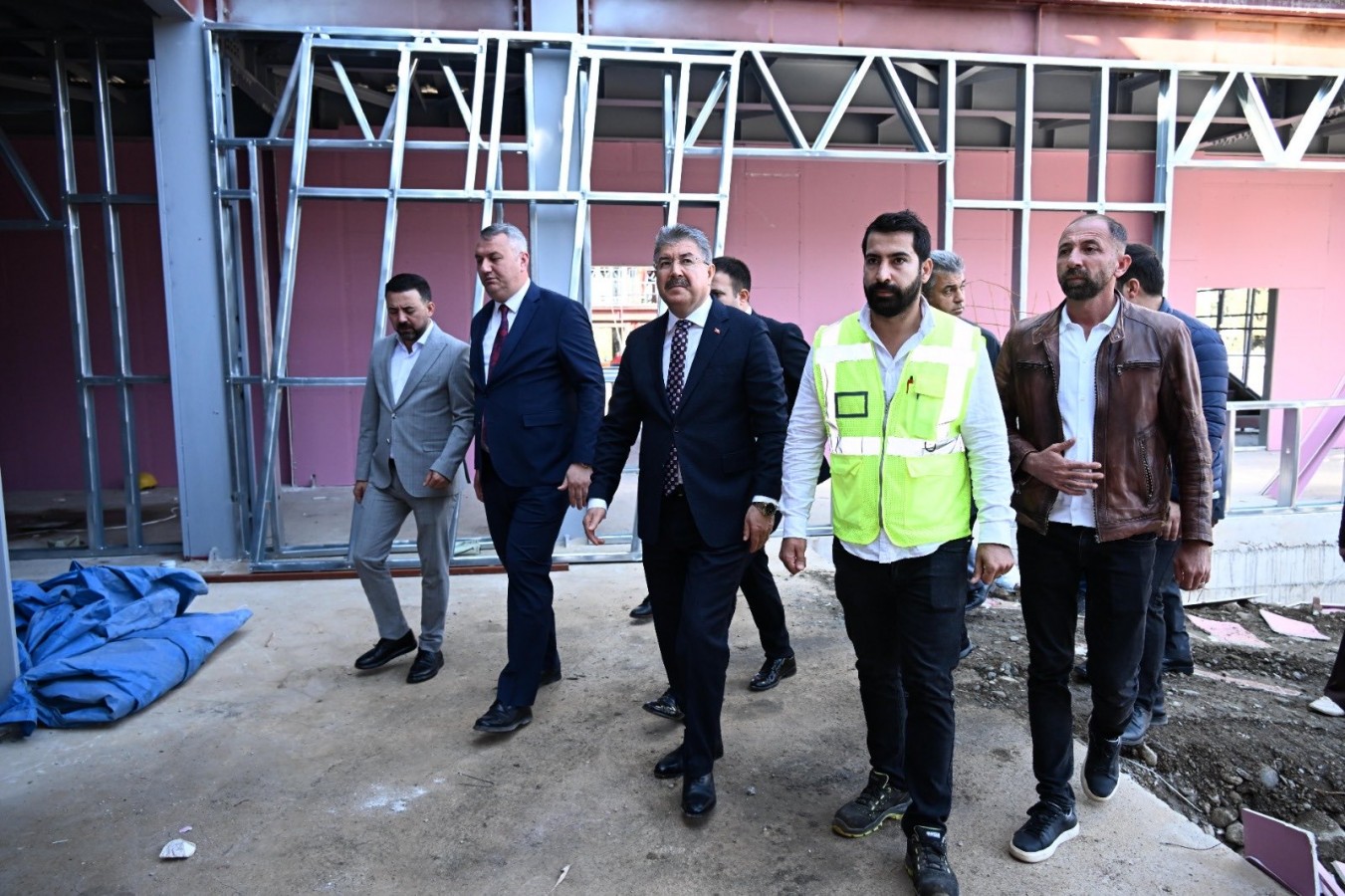 Vali Yılmaz, geciken okul inşaatı için net konuştu:;