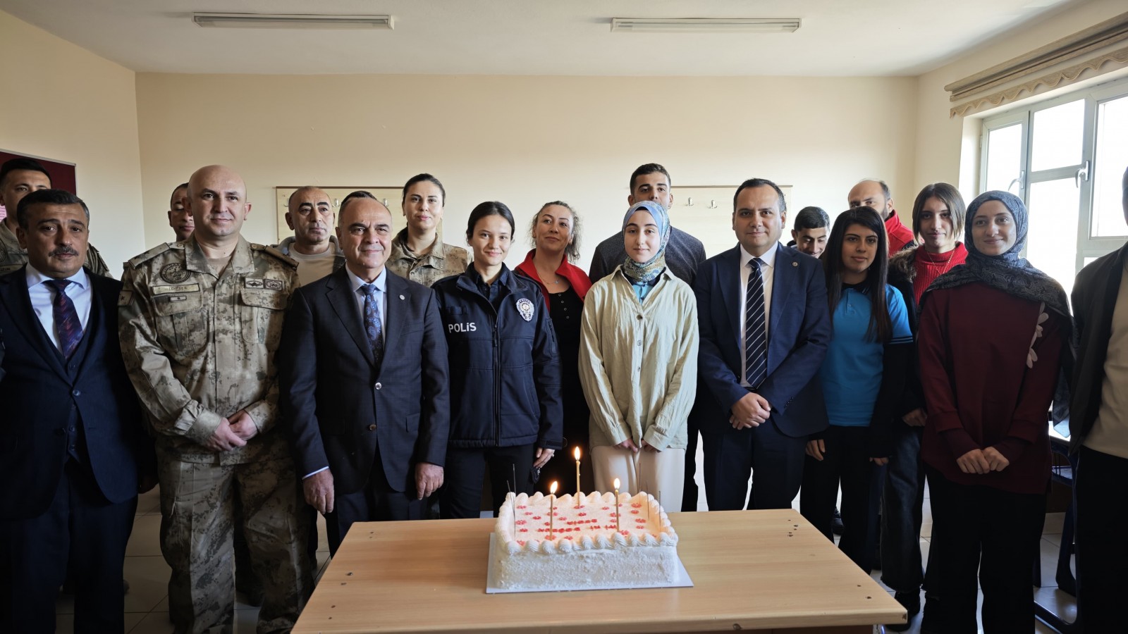 Kaymakam Çakır'dan şehit kızına doğum günü sürprizi;