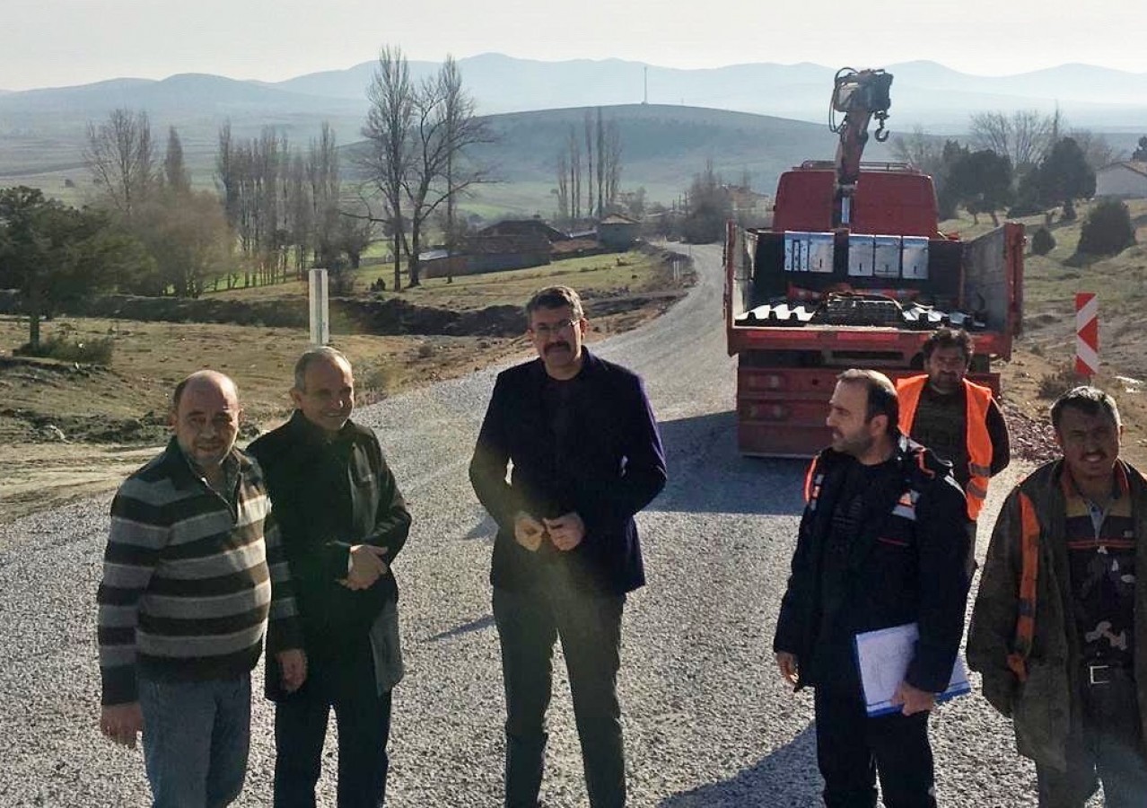 Hafta sonu mesaisini köy yollarına ayırdı;
