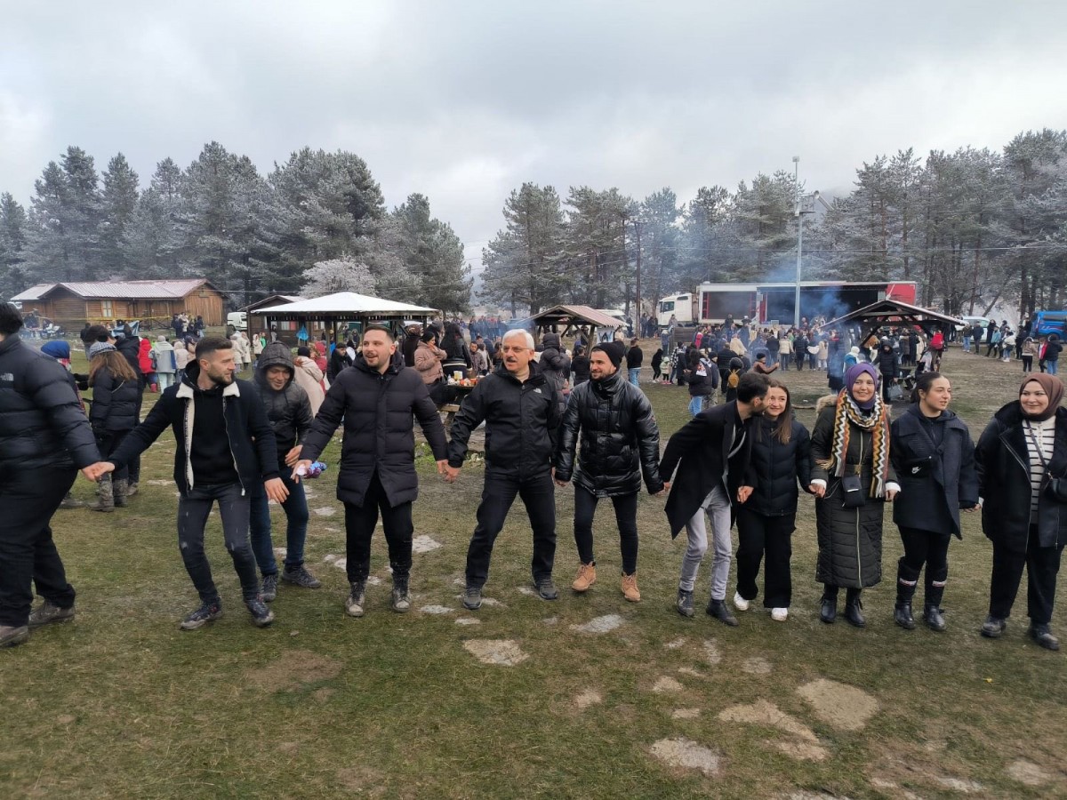Öğrencilerle birlikte horon oynadı;