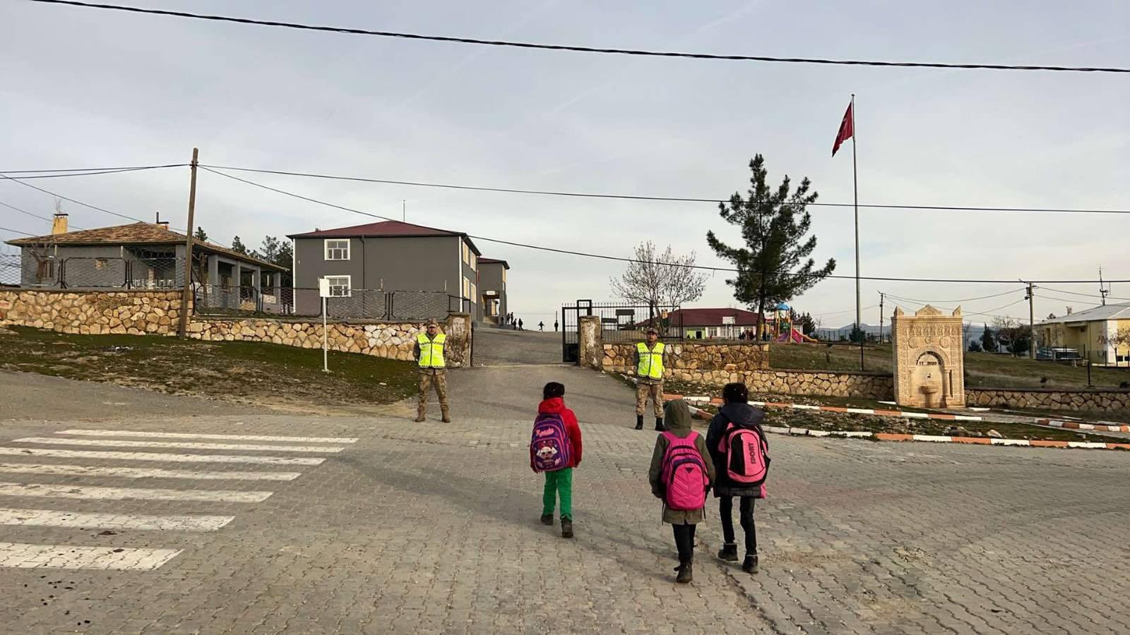 Okul çevrelerinde sıkı denetim;