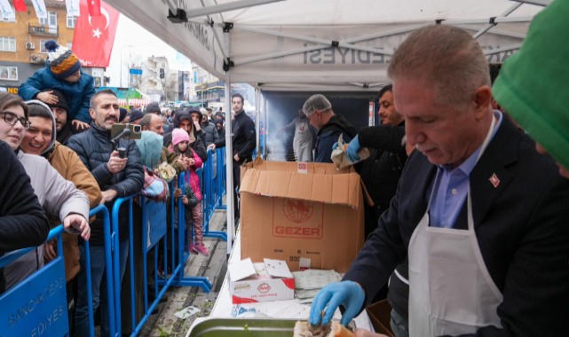Vali Gül, vatandaşlara hamsi dağıttı