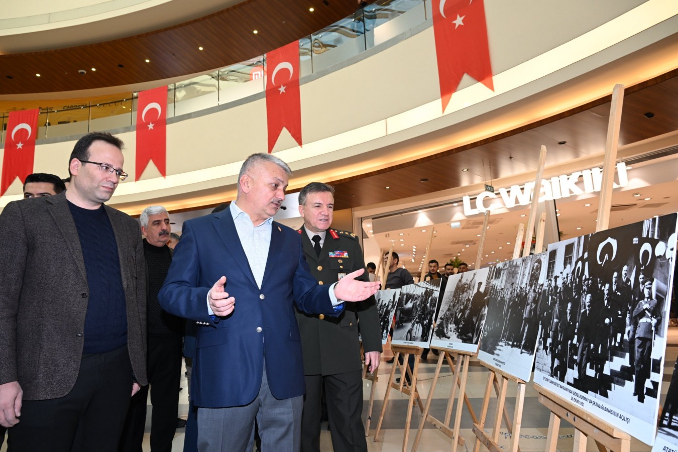 Kahramanların fotoğraflarını inceledi;