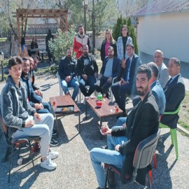 Gençlere verdiği gezi sözünü tuttu