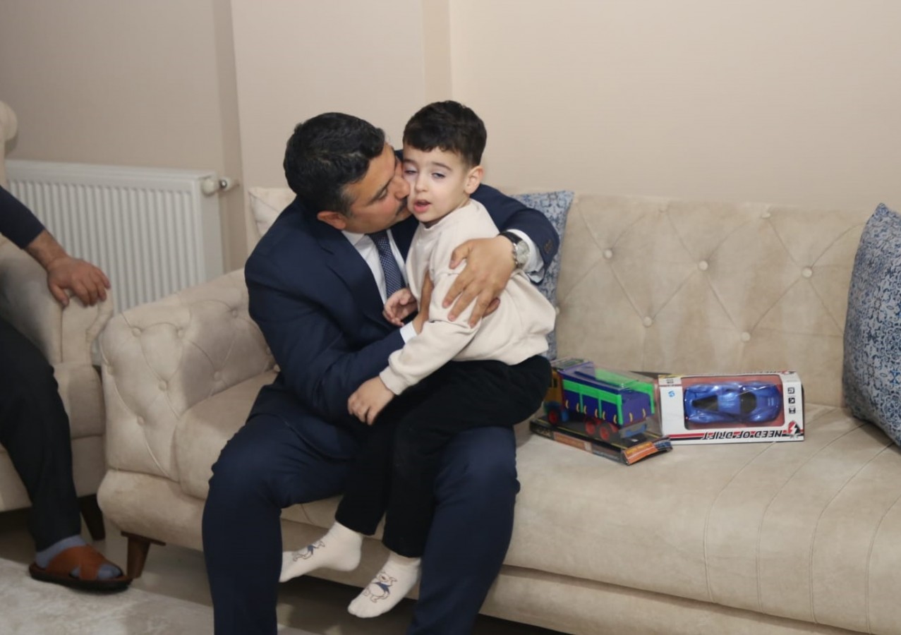 Şehidin hiç görmediği oğlunu sevdi