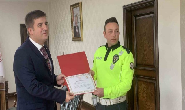 Kazayı önleyen trafik polisini ödüllendirdi