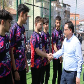 Öğrencilerle hala saha maçı yaptı