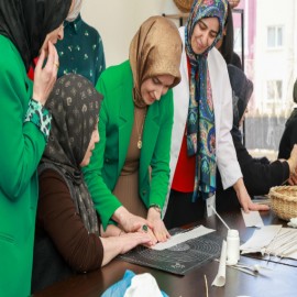 Vali Çelik’in eşinden kadın emeğine destek