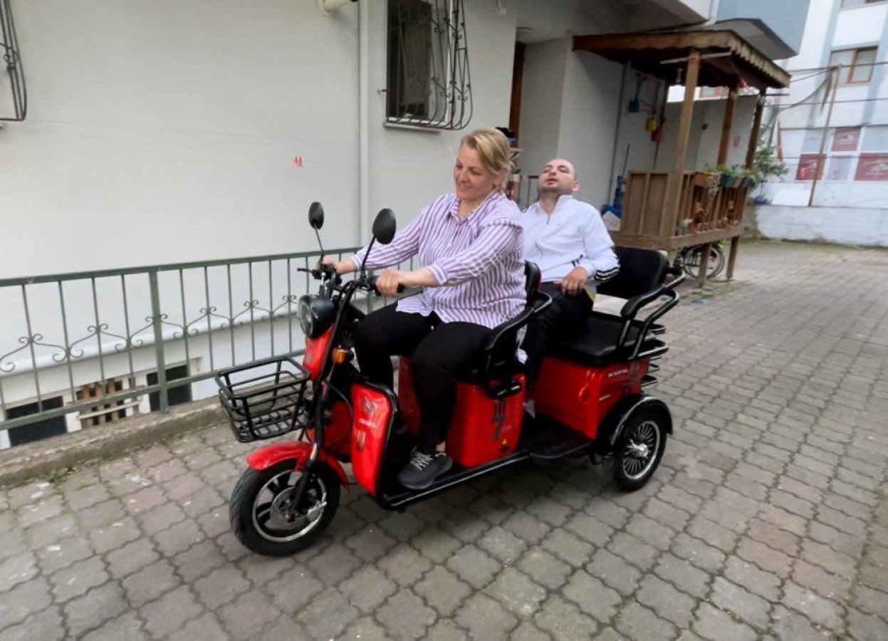 Vali sözünü tuttu, engelli Birkan'ı elektrikli araçla sevindirdi