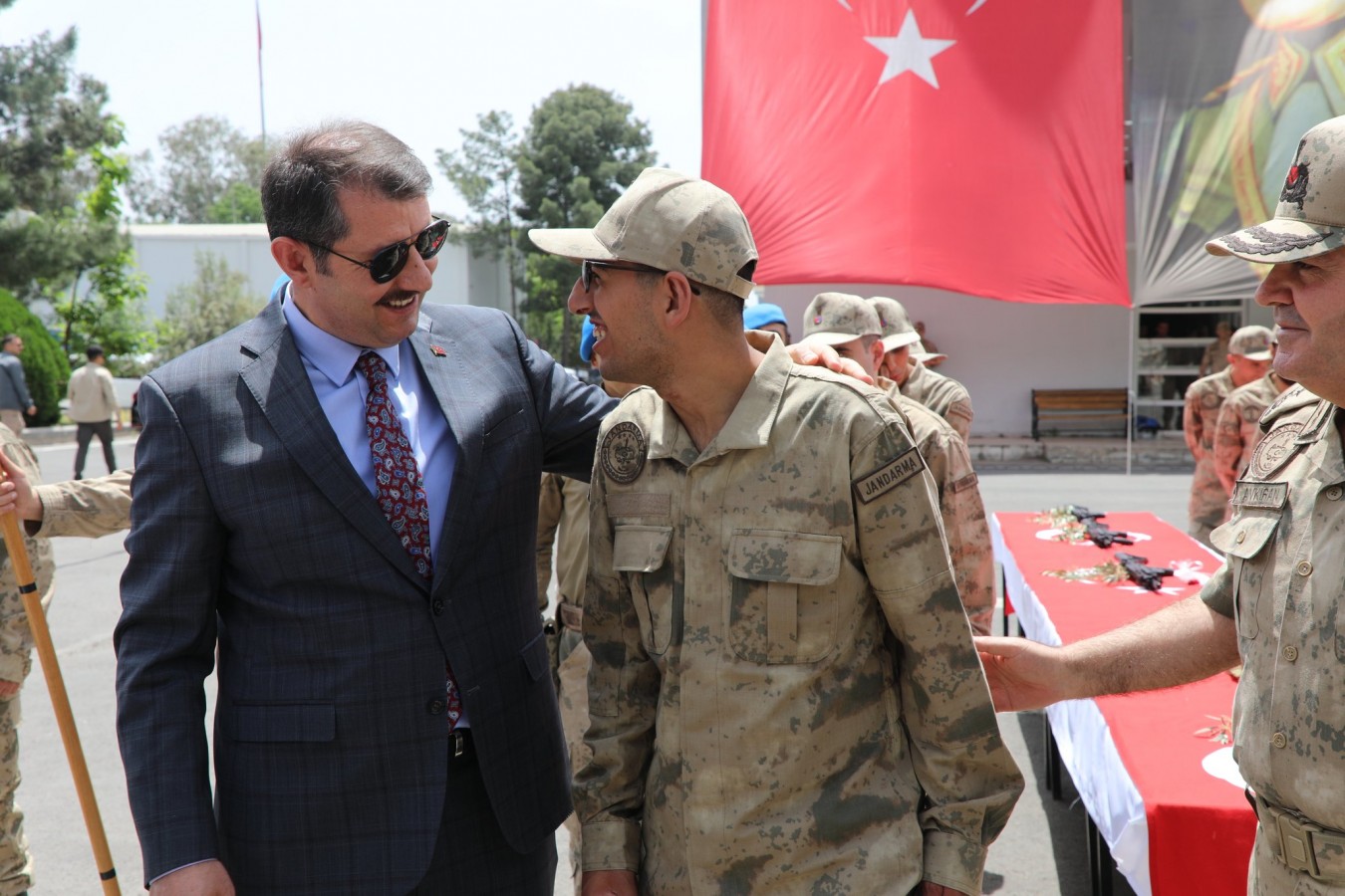 Vatan aşkı engel tanımaz!;