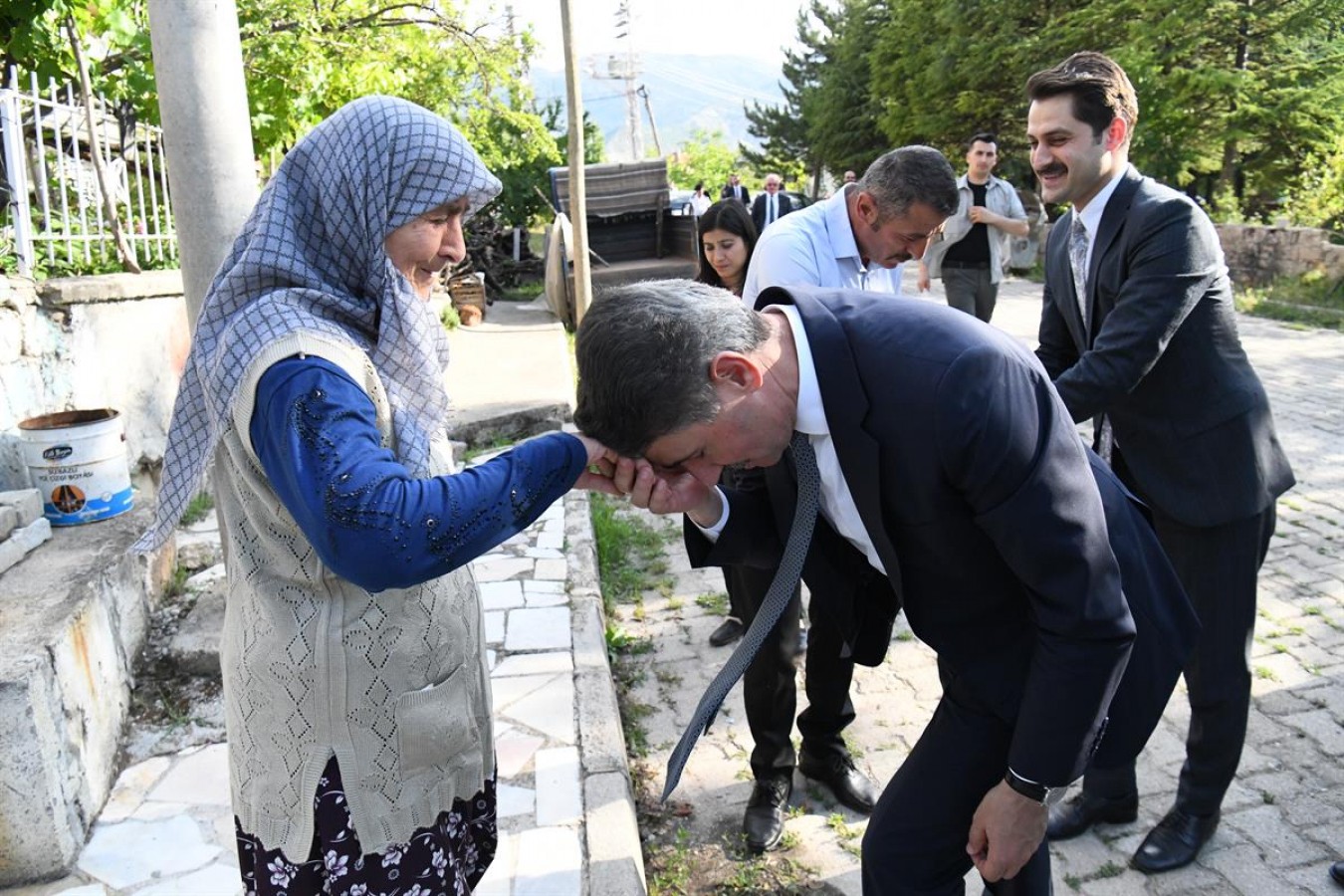 Vali Baruş, şehit annesinin elini öptü;