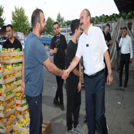 Sabah 05.00’te hal esnafıyla buluştu