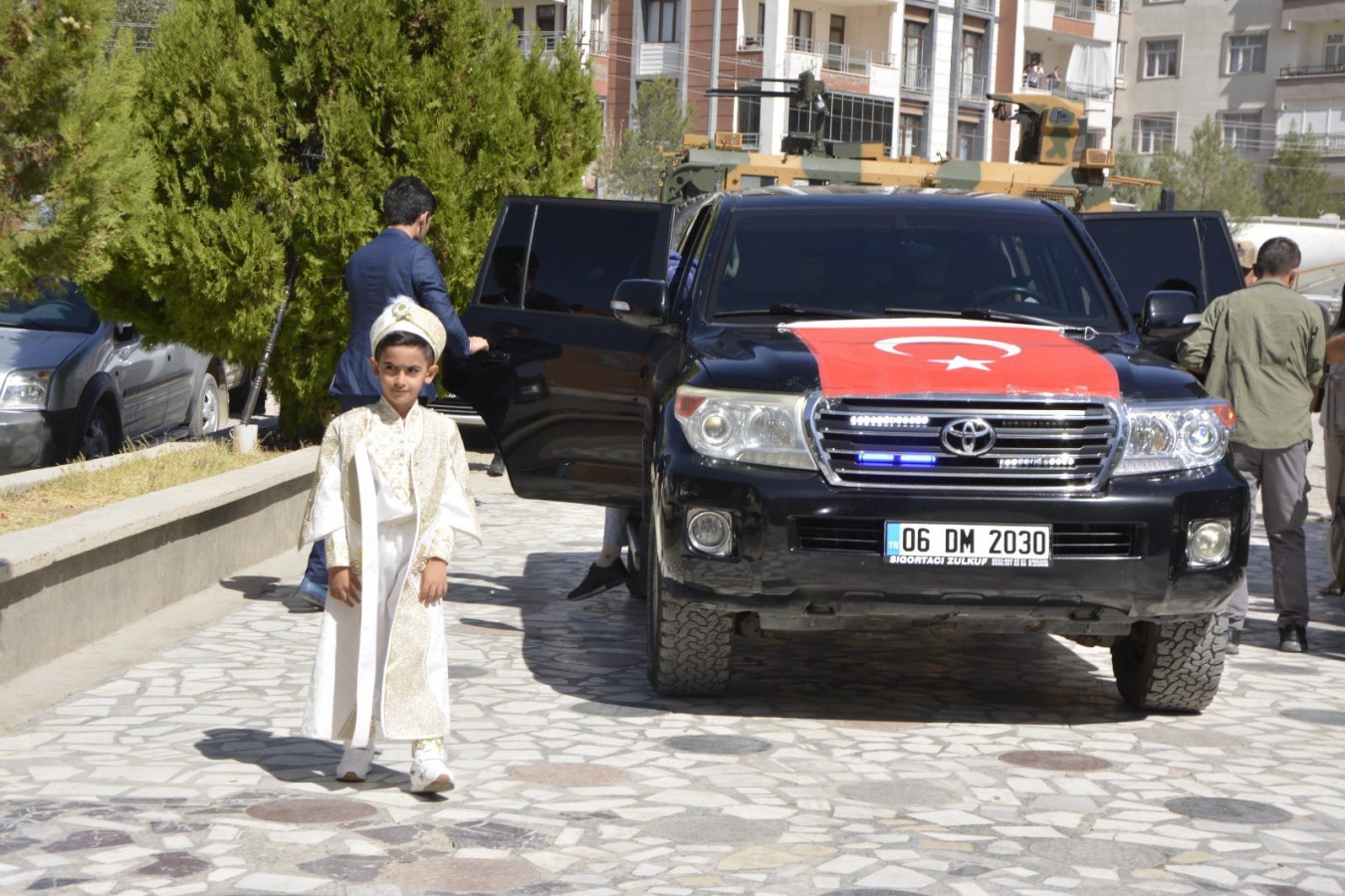 Makam aracı şehit oğluna sünnet arabası oldu;