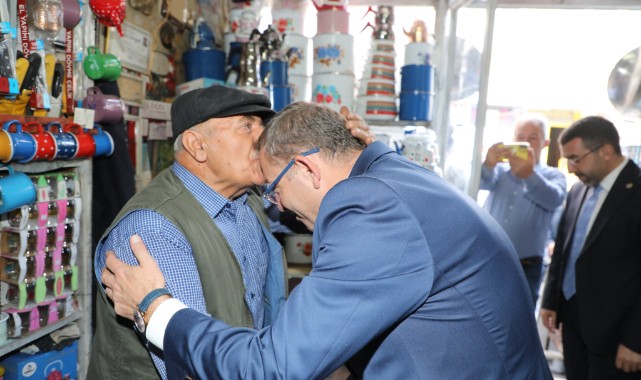 Yaşlı esnaf Valiyi alnından öptü