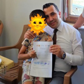 Kaymakam Algın, asrın felaketinde ailesini kaybeden çocuğa, yeni evinin tapusunu teslim etti