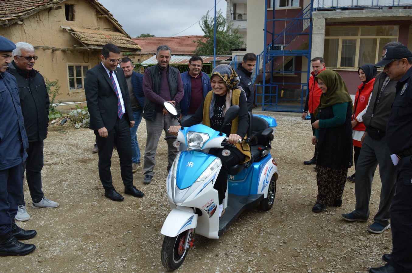 Kaymakam Çimer, yürüyemeyen Şerife’yi elektrikli bisikletle sevindirdi;